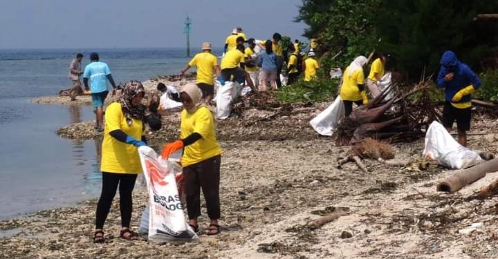 FIFGROUP Bersama Masyarakat Bersihkan Pantai Pulau Pramuka
