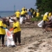 FIFGROUP Bersama Masyarakat Bersihkan Pantai Pulau Pramuka