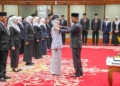 Lantik 84 Pejabat Eselon III dan IV, Gubernur Heru Tekankan Kuasai Tupoksi untuk Kelancaran Kinerja