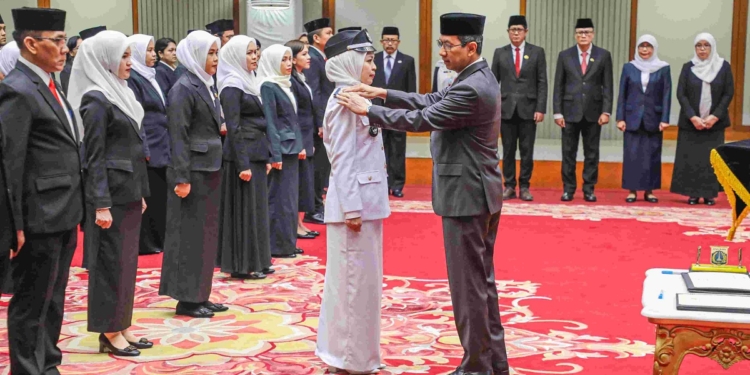 Lantik 84 Pejabat Eselon III dan IV, Gubernur Heru Tekankan Kuasai Tupoksi untuk Kelancaran Kinerja