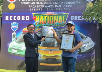 Charging Mobil Listrik Terbanyak, PLN dan WEVI Pecahkan Rekor MURI