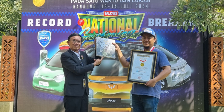 Charging Mobil Listrik Terbanyak, PLN dan WEVI Pecahkan Rekor MURI