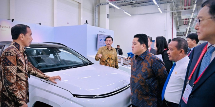 Luhut: Produksi Mobil Listrik 600.000 Tahun 2030, Kurangi Impor BBM 45 Juta Liter Per Tahun