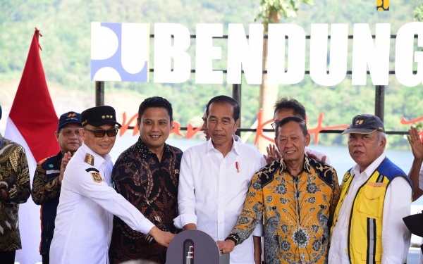 Jokowi Saat Resmikan Bendungan Rp1,83 Triliun di Takalar: Produktifitas Pertanian Semua Negara Turun