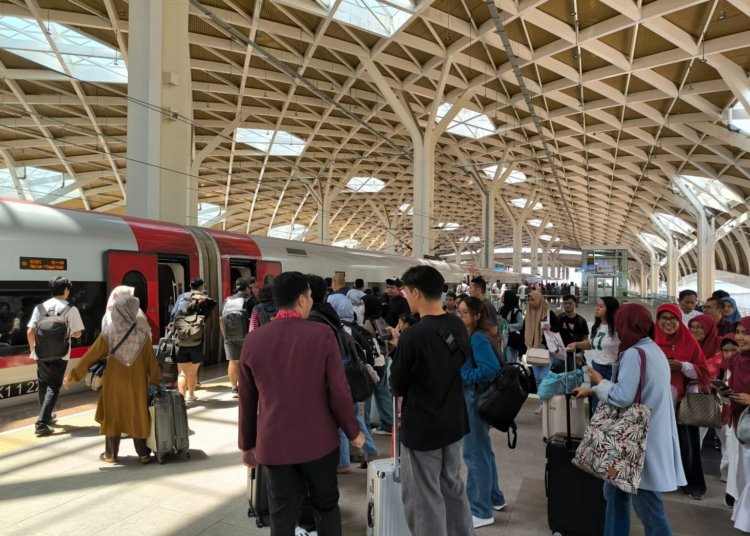 Ilustrasi suasana  salah satu stasiun kereta cepat Whoosh saat musim liburan (dok. KCIC)