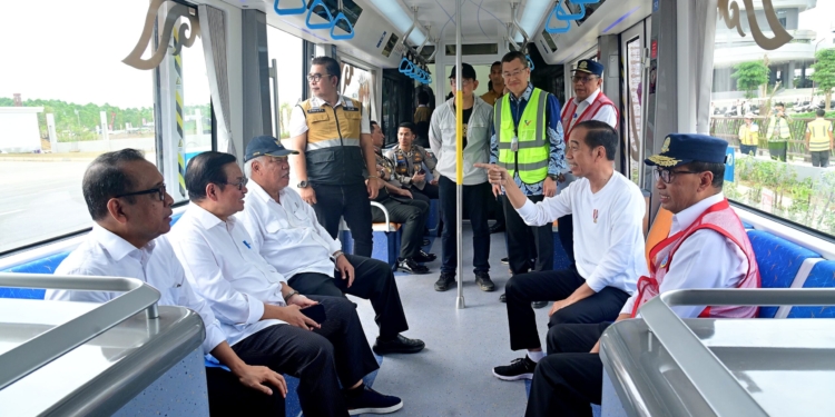 Presiden Jajal Trem Otonom Tanpa Rel di IKN
