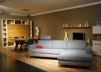 Ilustrasi tiga tempat belanja furnitur.