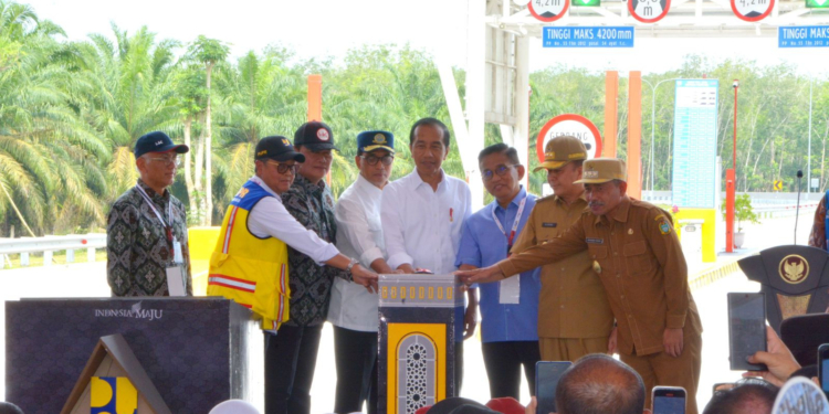 Presiden Jokowi Resmikan Jalan Tol Pertama di Jambi