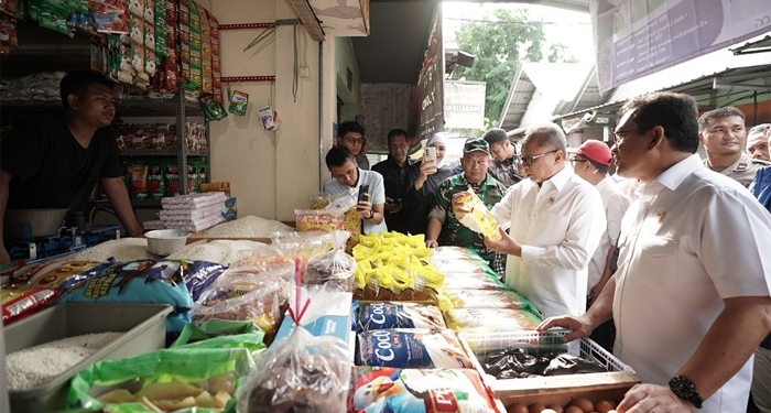 Mendag dan Menko Pangan Tinjau Pasar Rakyat Surabaya, Sebut Harga Bapok Stabil Jelang Nataru
