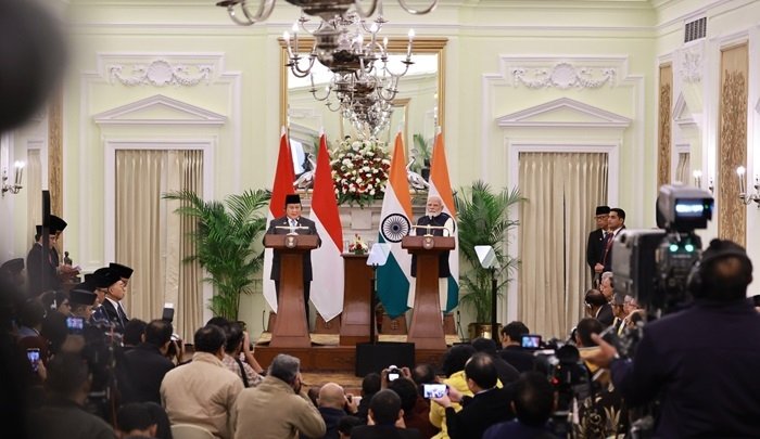Presiden Prabowo Subianto memberikan keterangan pers bersama Perdana Menteri India Narendra Modi di Hyderabad House, New Delhi. Foto: Tim Media Presiden Prabowo Subianto