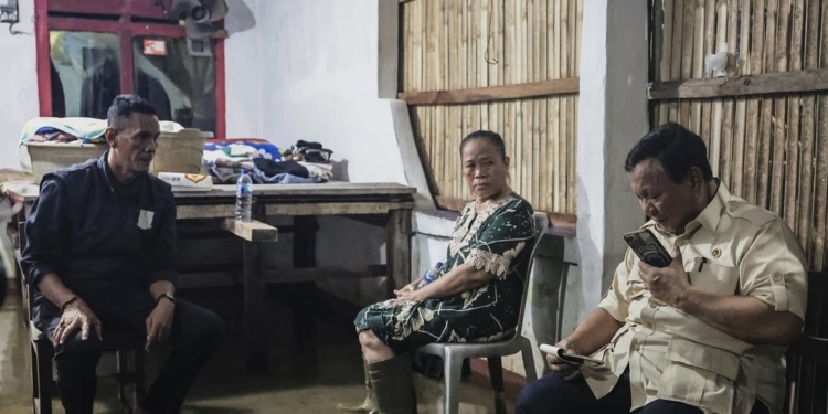 Saat Terobos Banjir Bekasi, Prabowo Telepon Kepala BGN , Siapkan Program Makan Bergizi Gratis Untuk Warga