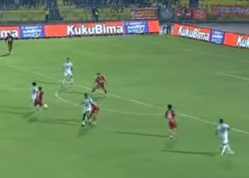 Persib Bandung Bungkam Semen Padang 4-1: Maung Bandung Kembali ke Puncak Klasemen Liga 1