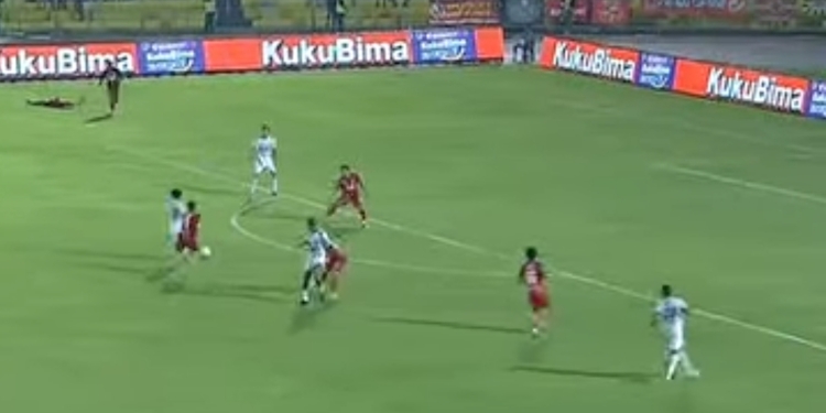 Persib Bandung Bungkam Semen Padang 4-1: Maung Bandung Kembali ke Puncak Klasemen Liga 1