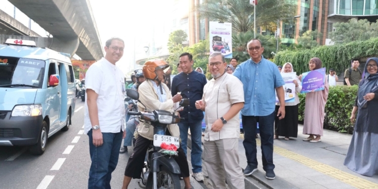 Bank Muamalat dan BMM Berbagi Takjil Gratis untuk Masyarakat