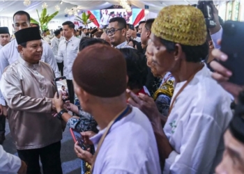 Presiden Prabowo Salami Ribuan Warga Saat Open House di Istana