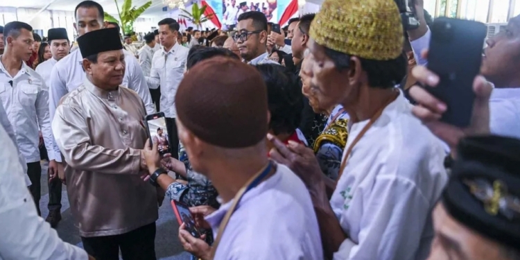 Presiden Prabowo Salami Ribuan Warga Saat Open House di Istana