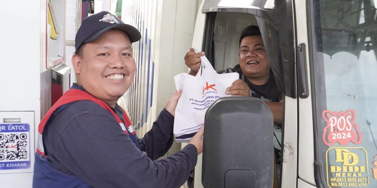 Hutama Karya Bagi-bagi Takjil dan Voucher Makan di Jalan Tol