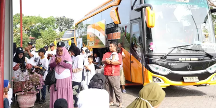 Menyediakan 400 kursi