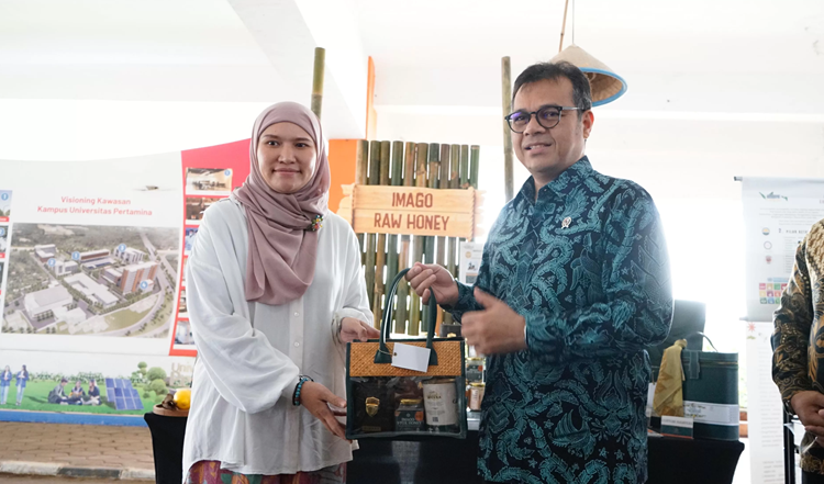 Wakil Menteri Kementerian Komunikasi dan Digital Nezar Patria memberikan semangat kepada UMKM perempuan dalam program PFpreneur. (Foto: Urbancity.co.id/Pool/Dok. Pertamina)