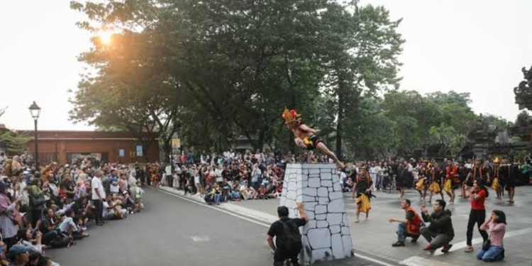 Hari Ketiga Lebaran, TMII Makin Ramai! Atraksi Lompat Batu dan Air Mancur Menari Siap Hibur Pengunjung