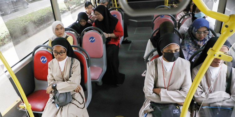 Spesial Hari Kartini, Perempuan di Jakarta Bisa Naik Transportasi Umum Gratis