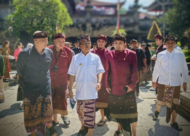 Ari Rahmat Indra Cahyadi (Kanan) selaku Direktur Utama PLN Icon Plus mendampingi Gubernur Bali, Wayan Koster. (Foto:UC/PLN Icon Plus)