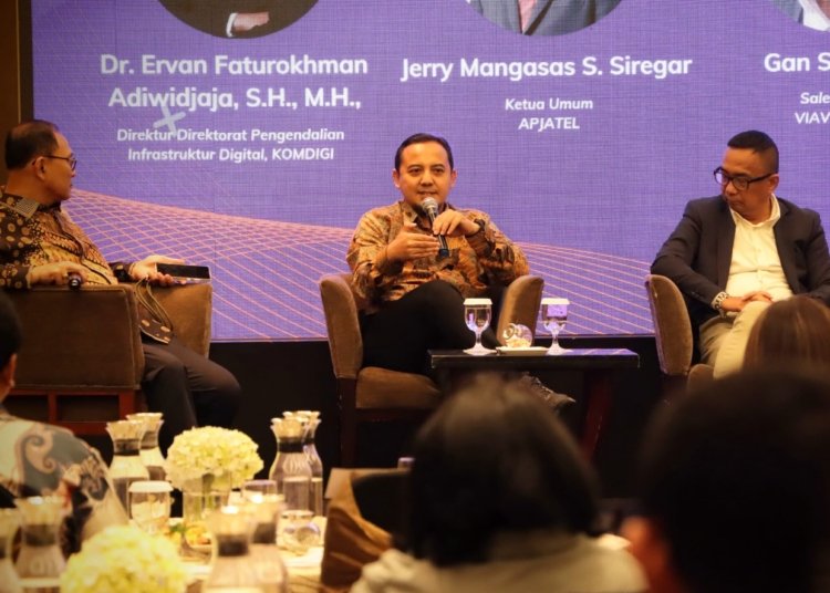 Direktur Utama PLN Icon Plus, Ari Rahmat Indra Cahyadi, berbicara dalam seminar bertajuk “Unleash Fiber Connectivity for Indonesia Digital Transformation – Challenges, End-to-End Processes, and Tools for Network Readiness”. (Foto: UC/PLN Icon Plus)