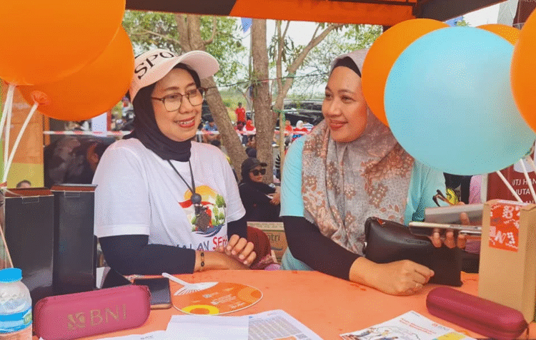 Pgs Wakil Pemimpin BNI KCU Gresik Retno Wulandari (bertopi) - Irma Hari Trisiawardani. (Foto: Urbancity.co.id/Pool/Dok. BNI KCU Gresik)