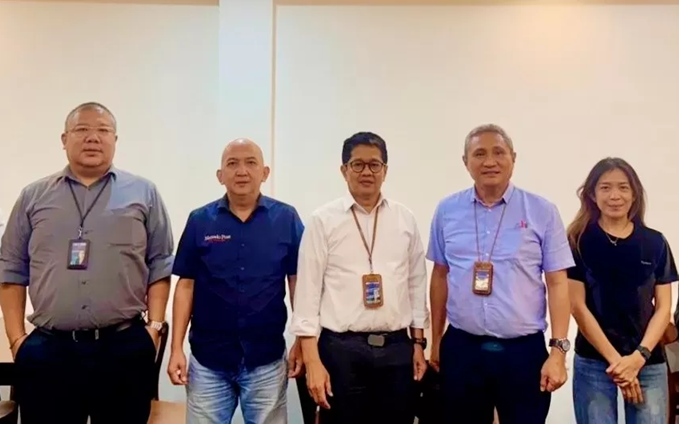 Pemimpin Wilayah BNI Suluttenggomalut, Didi Suprijanto (tengah) bersama jajaran saat bertemu Direktur Utama Manado Post Marlon Sumaraw dan jajaran, Senin, 25 Agustus 2025. (Foto: Dok. BNI Wilayah Suluttenggomalut).