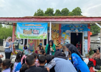 KKN UIC Jakarta Ajak Anak PAUD di Karawang Berkreasi Membuat Pot Bunga dari Botol Bekas