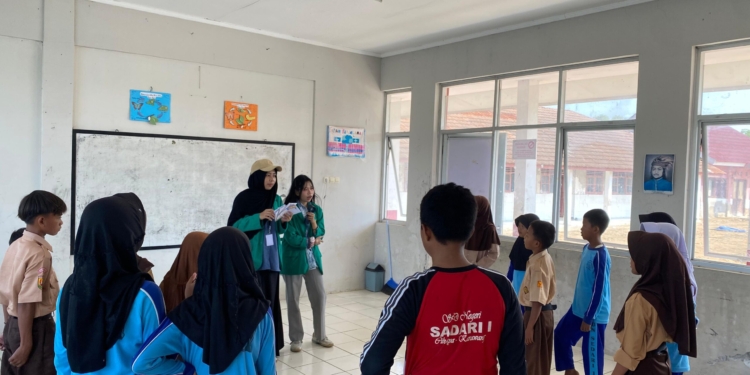 Mahasiswa KKN UIC Jakarta Gelar Pelatihan Literasi Hoax di SDN 1 Sedari