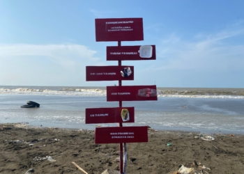 KKN UIC Pasang Plang Edukasi Sampah di PAUD Ababil dan Pantai Sedari untuk Tingkatkan Kesadaran Lingkungan