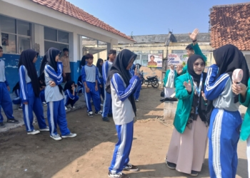 Tim Workshop Mengedukasi SMP Cibuaya Cara Membuat Konten Video