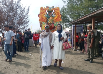 Atraksi Kostum Nyentrik Meriahkan Festival Budaya di Desa Sedari