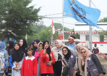 Mahasiswa KKN Fikom Berpartisipasi Dalam Karnaval Pesta Laut di Desa Sedari