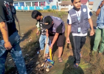 Mahasiswa KKN UIC Jakarta Gelar Aksi Bersih-Bersih Jalan dan Pantai Sedari