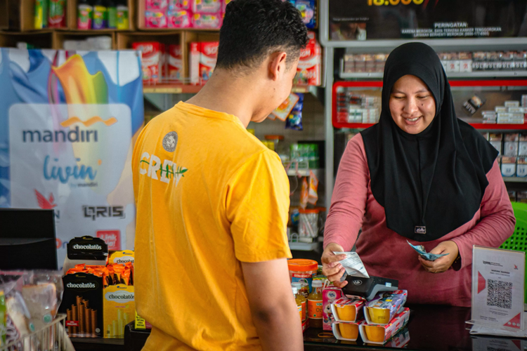 Perempuan pengusaha di Indonesia menerima pembiayaan mikro dari Bank Mandiri untuk usaha mereka. (Foto: Urbancity.co.id/Pool/Dok. Bank Mandiri)