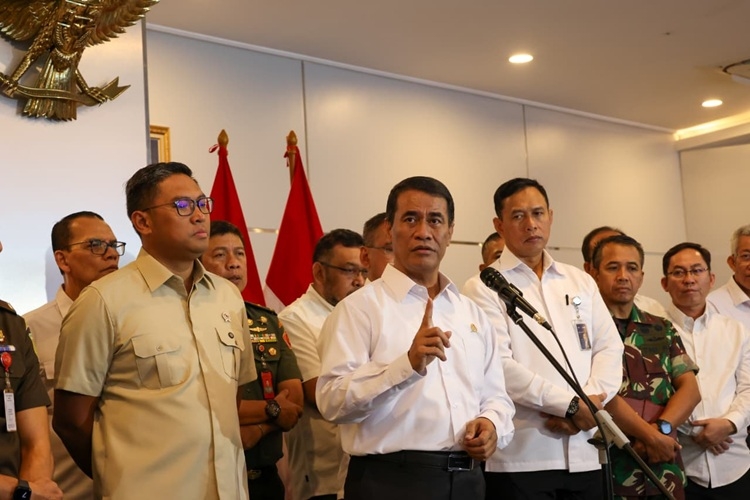 Mentan Amran menjelaskan kebijakan penurunan harga pupuk di Jakarta, 22 Oktober 2025. (Foto: Urbancity.co.id/Pool/Dok. Kementan)