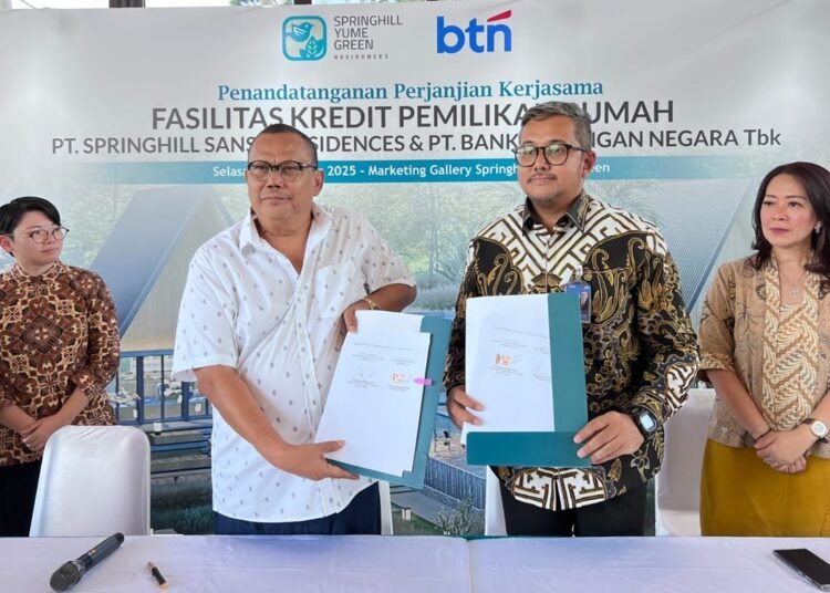 Presiden Direktur PT Springhill Sansui Residence, AH Marhendra (kedua) dan Deputy Mortgage & Secured Loan Division BTN, Romeo Daniel MVE (ketiga).