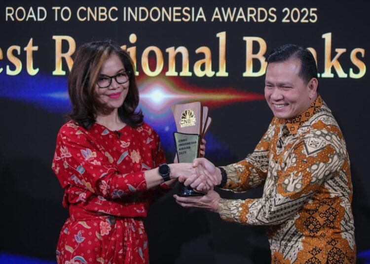 Direktur Keuangan & Strategi Bank Jakarta, Basaria Martha Juliana menerima penghargaan Regional Banking ESG Excellence Awards. (Foto:urbancity.co.id/Bank Jakarta)