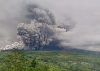 Erupsi Semeru Dahsyat, Warga Desa Supiturang Mengungsi ke Balai Desa