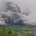 Gunung Semeru Meletus Dahsyat, Warga Lumajang Mengungsi ke Balai Desa