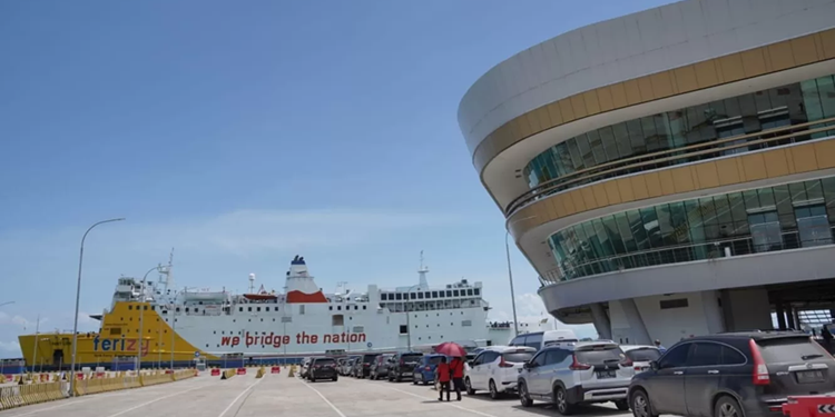 Arus Imlek di Atas Gelombang: Lonjakan Penumpang dan Bayang-Bayang Cuaca Ekstrem