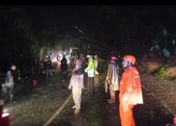 Malam Kelam di Majalengka: Longsor Memutus Jalur Provinsi, 65 Rumah Terendam Banjir