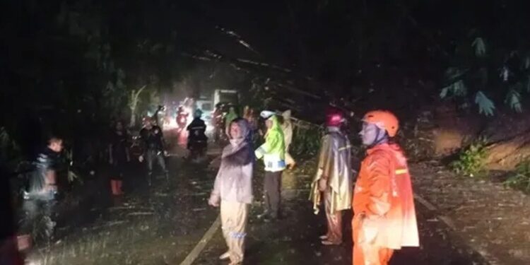 Malam Kelam di Majalengka: Longsor Memutus Jalur Provinsi, 65 Rumah Terendam Banjir