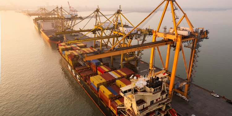 Pelindo Petikemas Bantah Antrean Kapal 6 Hari di Tanjung Perak