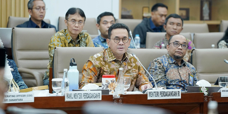 Mendag Busan Dorong Industri Baja Nasional di Tengah Surplus Perdagangan