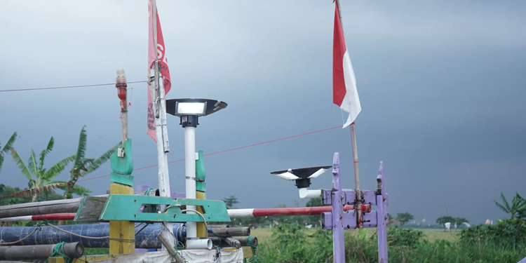 Lampu Tenaga Surya Pertamina NRE Bantu Nelayan Cilamaya Melaut Lebih Aman dan Cuan