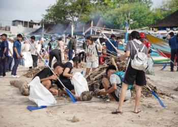 Gandeng Pandawara Group, InJourney Angkut 2,25 Ton Sampah di Pantai Kelan Bali