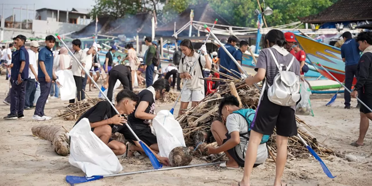Gandeng Pandawara Group, InJourney Angkut 2,25 Ton Sampah di Pantai Kelan Bali